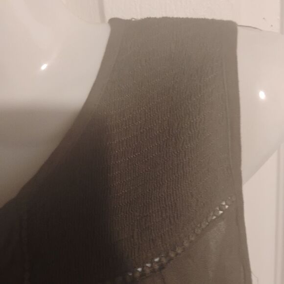 Paper Crane Green Sleeveless Tie Front Blouse - Picture 3 of 16